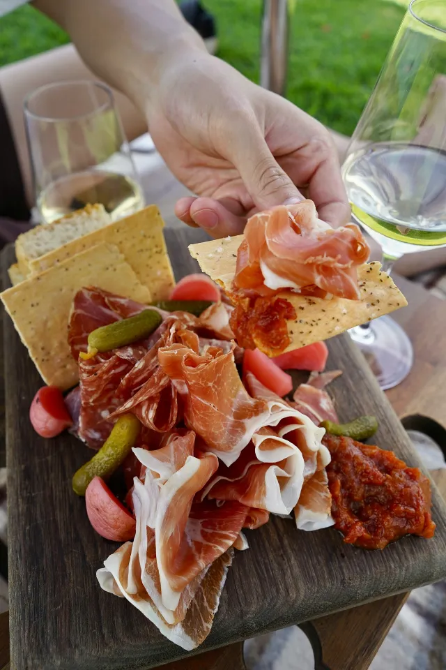 Planche de charcuterie et de fromages à partager