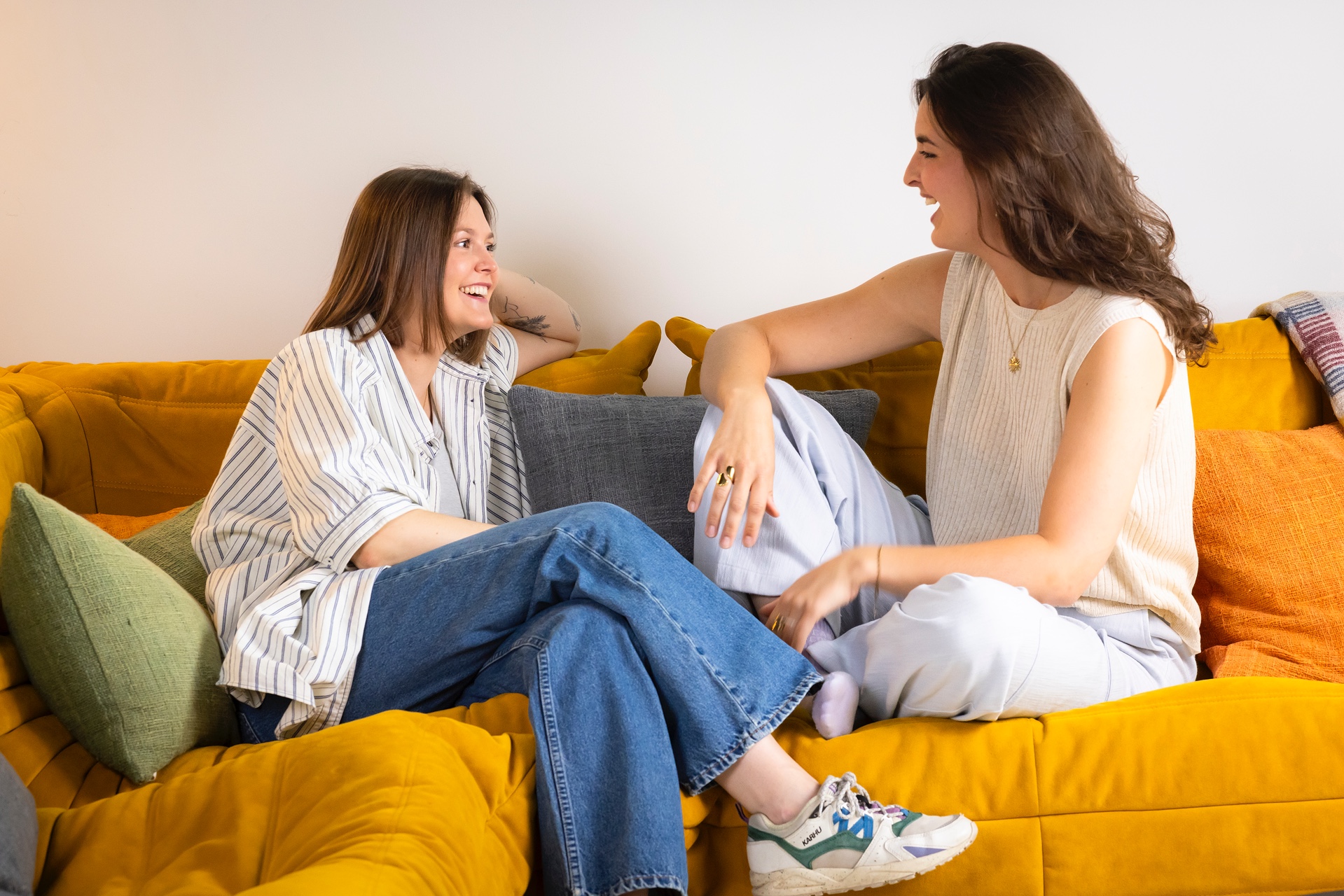 Photos de Shann et Lisa, fondatrices de Pistache Club, discutant et rigolant sur un canapé